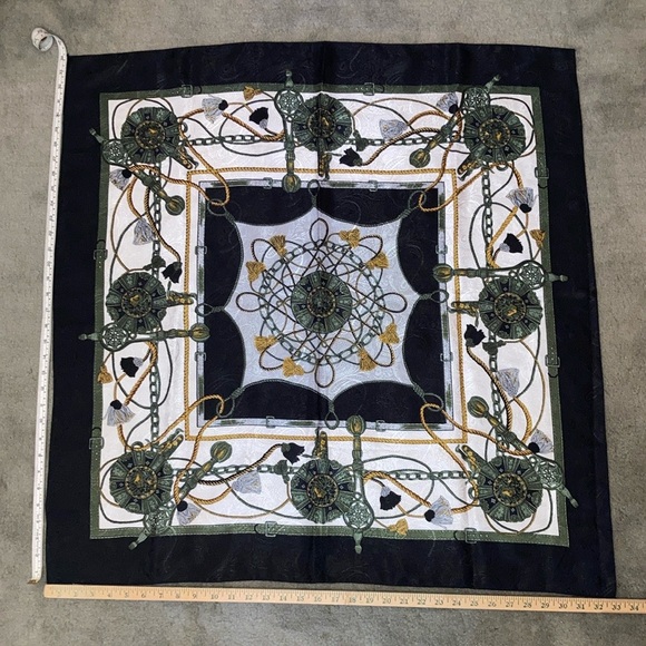 Vintage Lion And Tassel Medallion Print Scarf - Picture 10 of 11